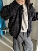 把今年最流行的碳灰色羊羔毛和格子 完美结合的双面穿外套