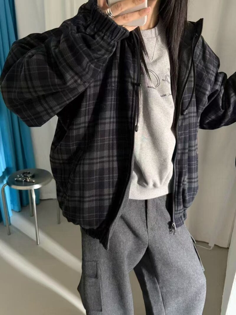 把今年最流行的碳灰色羊羔毛和格子 完美结合的双面穿外套