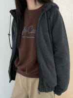 把今年最流行的碳灰色羊羔毛和格子 完美结合的双面穿外套