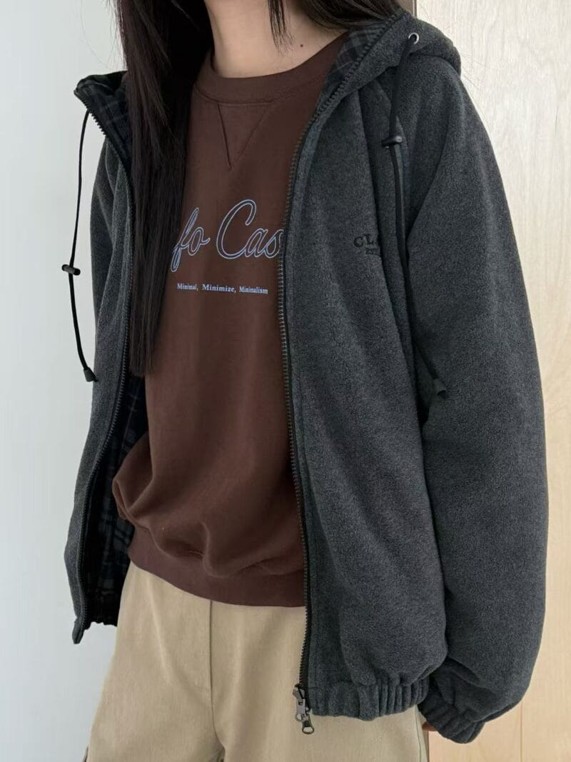 把今年最流行的碳灰色羊羔毛和格子 完美结合的双面穿外套