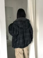 把今年最流行的碳灰色羊羔毛和格子 完美结合的双面穿外套