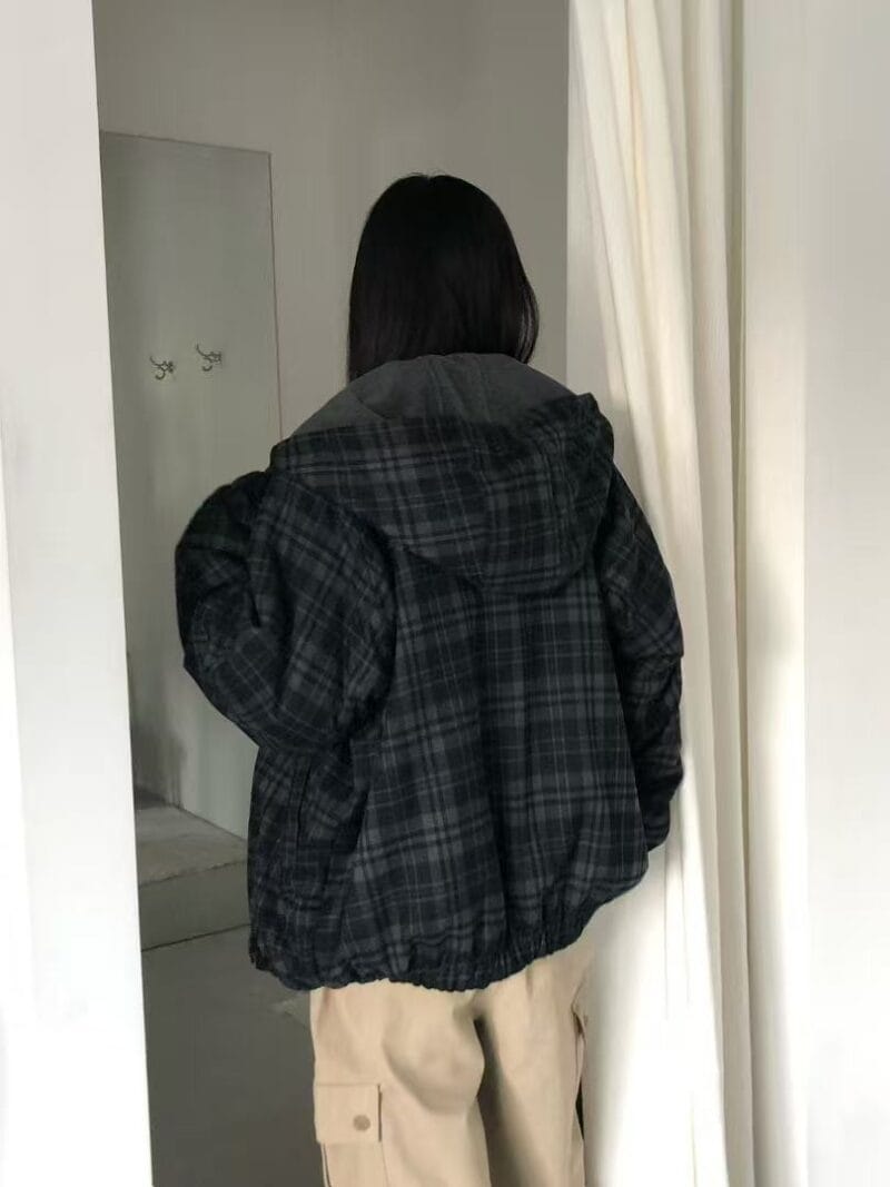 把今年最流行的碳灰色羊羔毛和格子 完美结合的双面穿外套