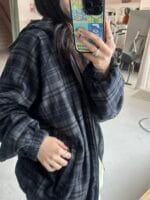 把今年最流行的碳灰色羊羔毛和格子 完美结合的双面穿外套