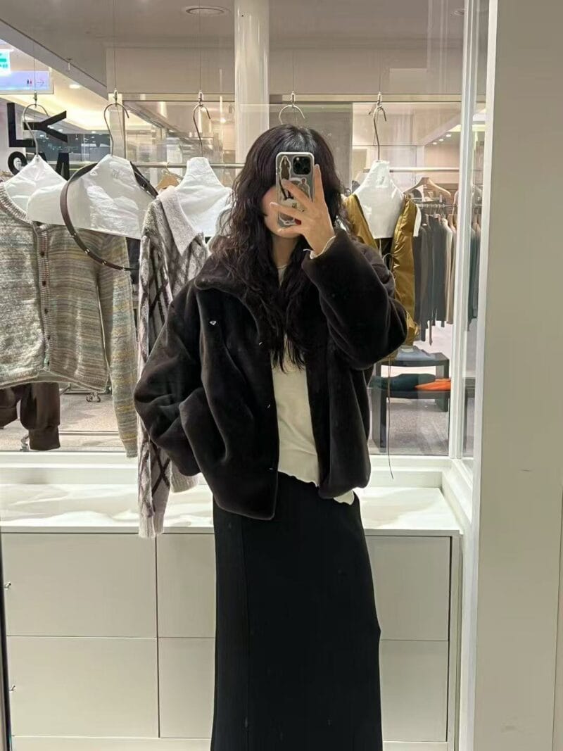 是加绒的毛毛外套!!加倍保暖 两个颜色