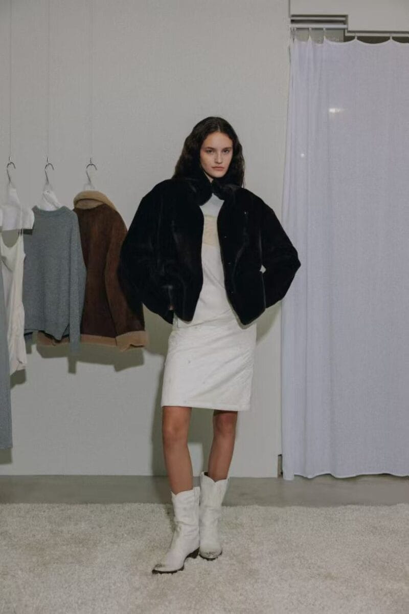 是加绒的毛毛外套!!加倍保暖 两个颜色