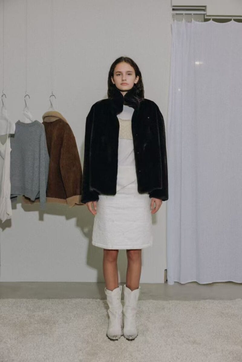 是加绒的毛毛外套!!加倍保暖 两个颜色