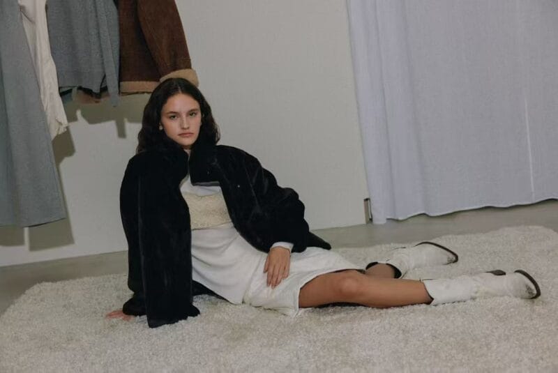 是加绒的毛毛外套!!加倍保暖 两个颜色