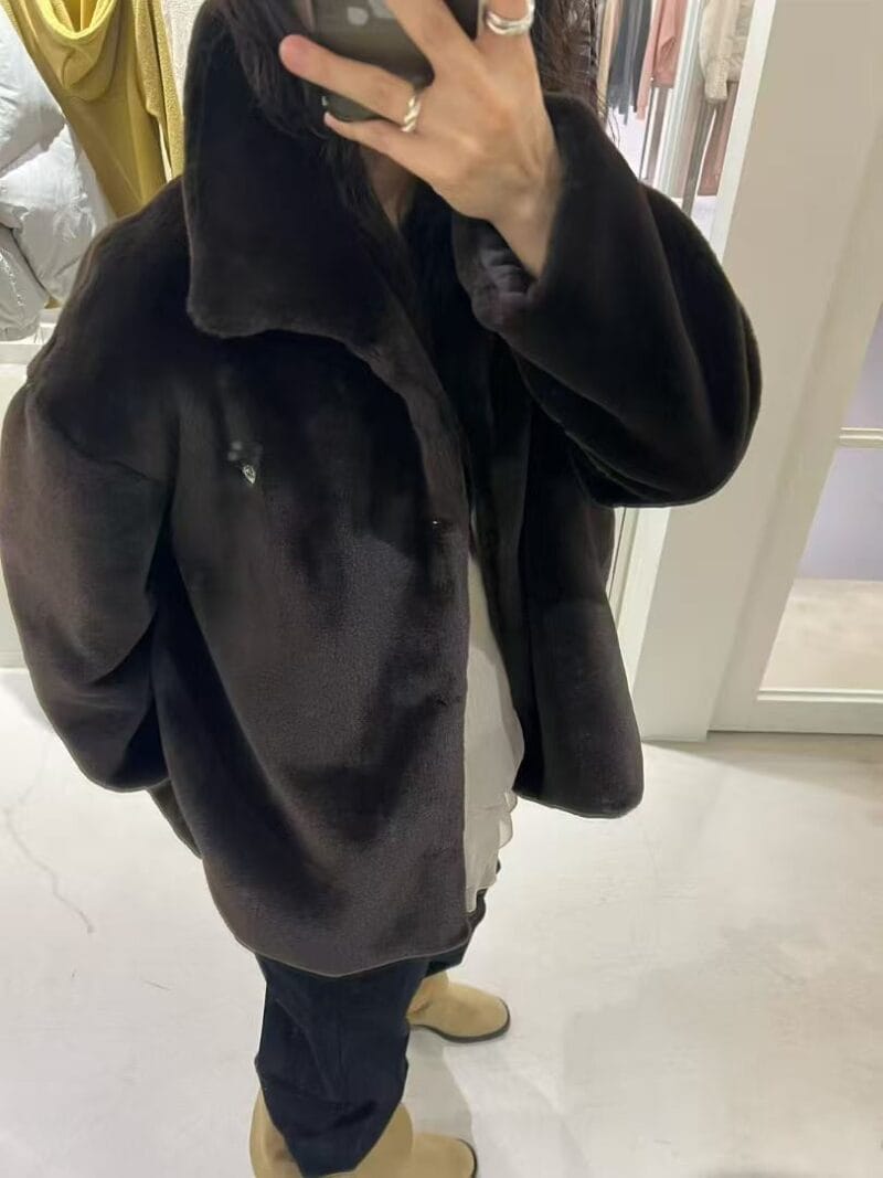 是加绒的毛毛外套!!加倍保暖 两个颜色