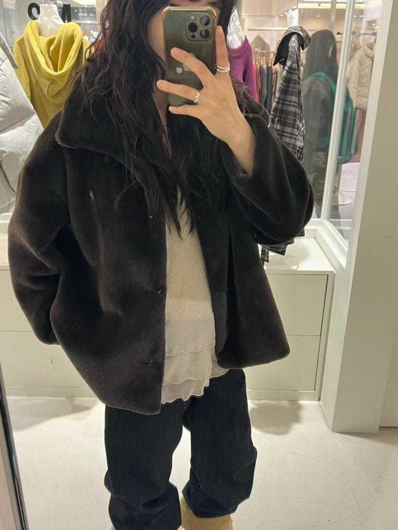 是加绒的毛毛外套!!加倍保暖 两个颜色