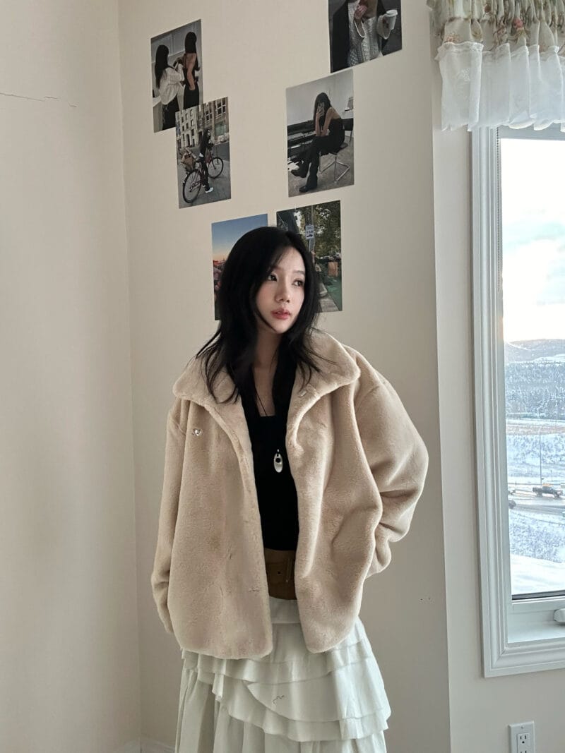 是加绒的毛毛外套!!加倍保暖 两个颜色