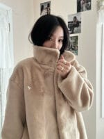 是加绒的毛毛外套!!加倍保暖 两个颜色