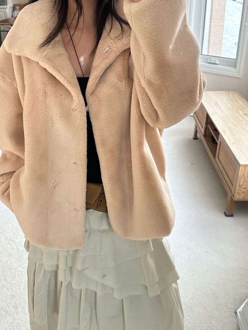 是加绒的毛毛外套!!加倍保暖 两个颜色