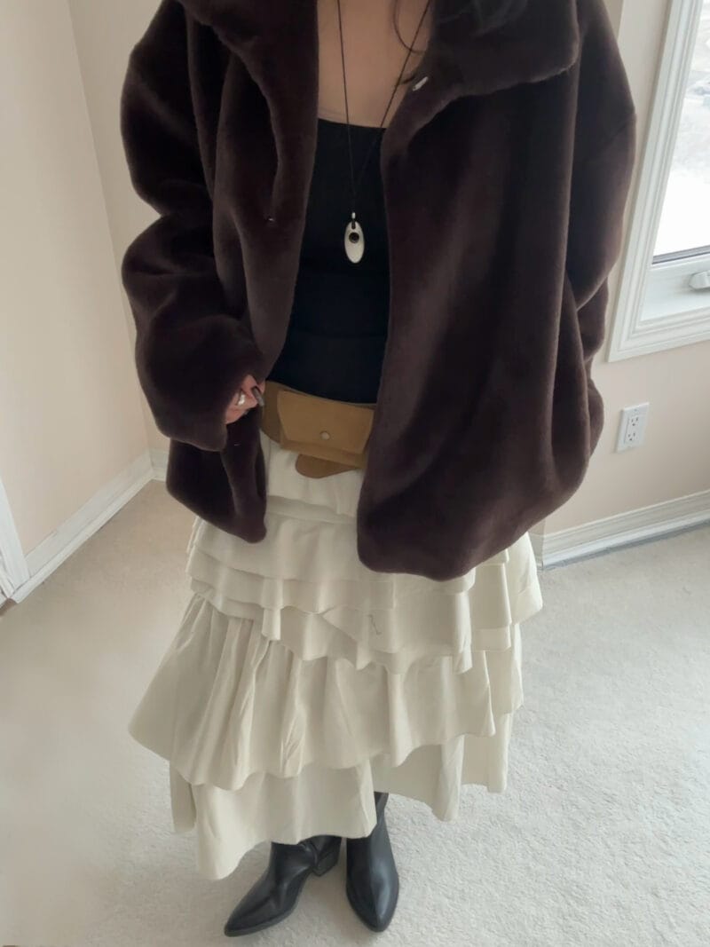 是加绒的毛毛外套！！加倍保暖 两个颜色