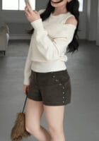 韩女人手一条的铆钉灯芯绒短裤 秋冬天穿实在太好看了