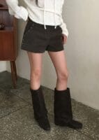 韩女人手一条的铆钉灯芯绒短裤 秋冬天穿实在太好看了