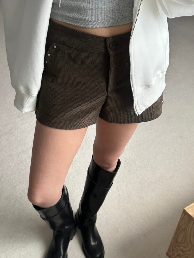 韩女人手一条的铆钉灯芯绒短裤 秋冬天穿实在太好看了