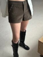 韩女人手一条的铆钉灯芯绒短裤 秋冬天穿实在太好看了