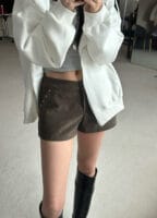 韩女人手一条的铆钉灯芯绒短裤 秋冬天穿实在太好看了