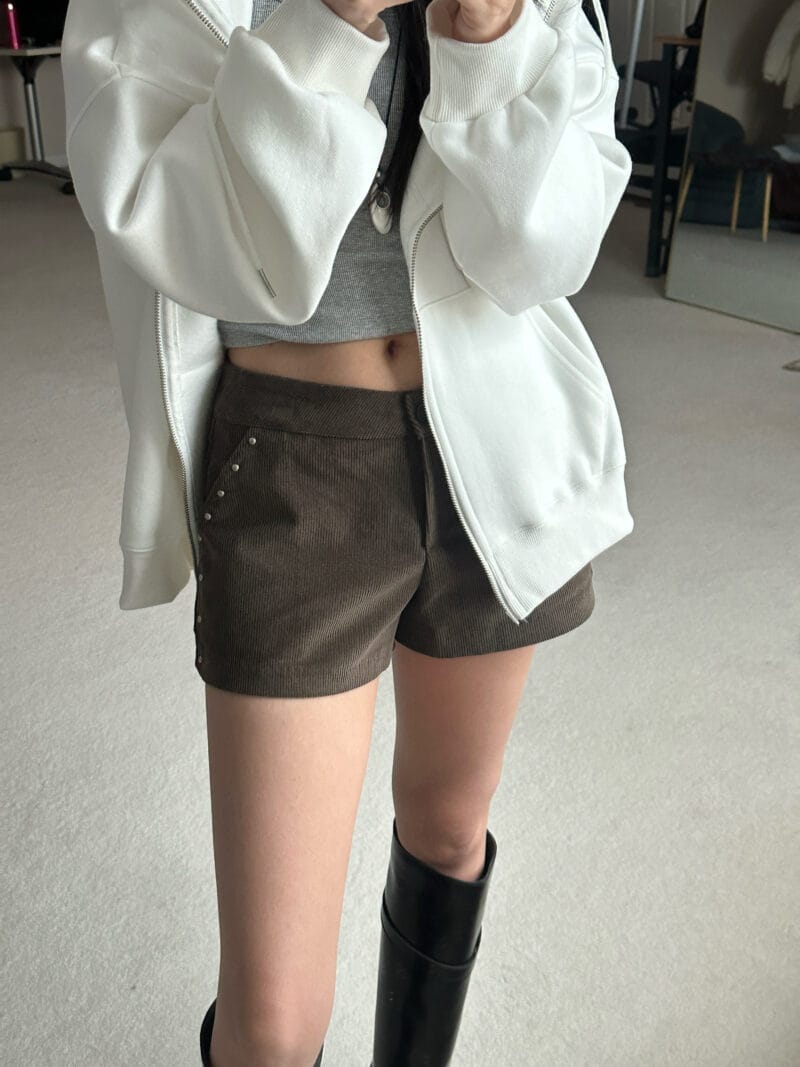 韩女人手一条的铆钉灯芯绒短裤 秋冬天穿实在太好看了