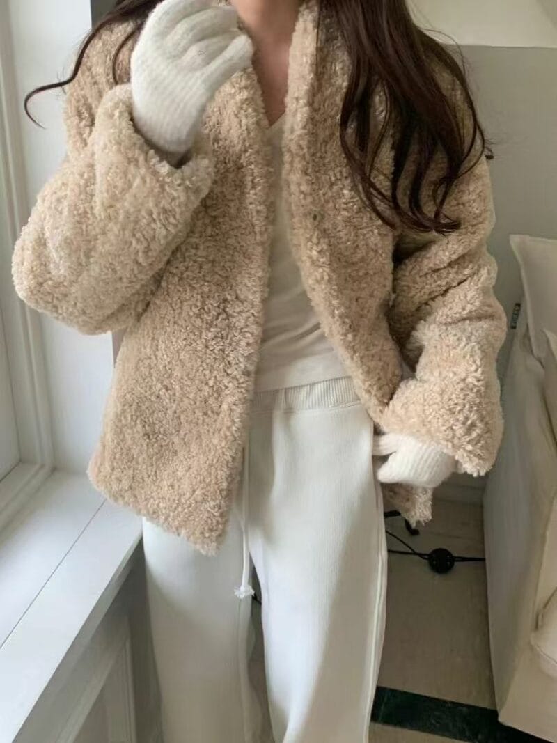 这就是韩国财阀千金感该穿的皮草 两个颜色