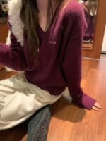 梅子色V领浣熊毛毛衣