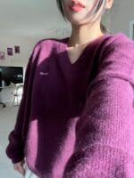 梅子色V领浣熊毛毛衣