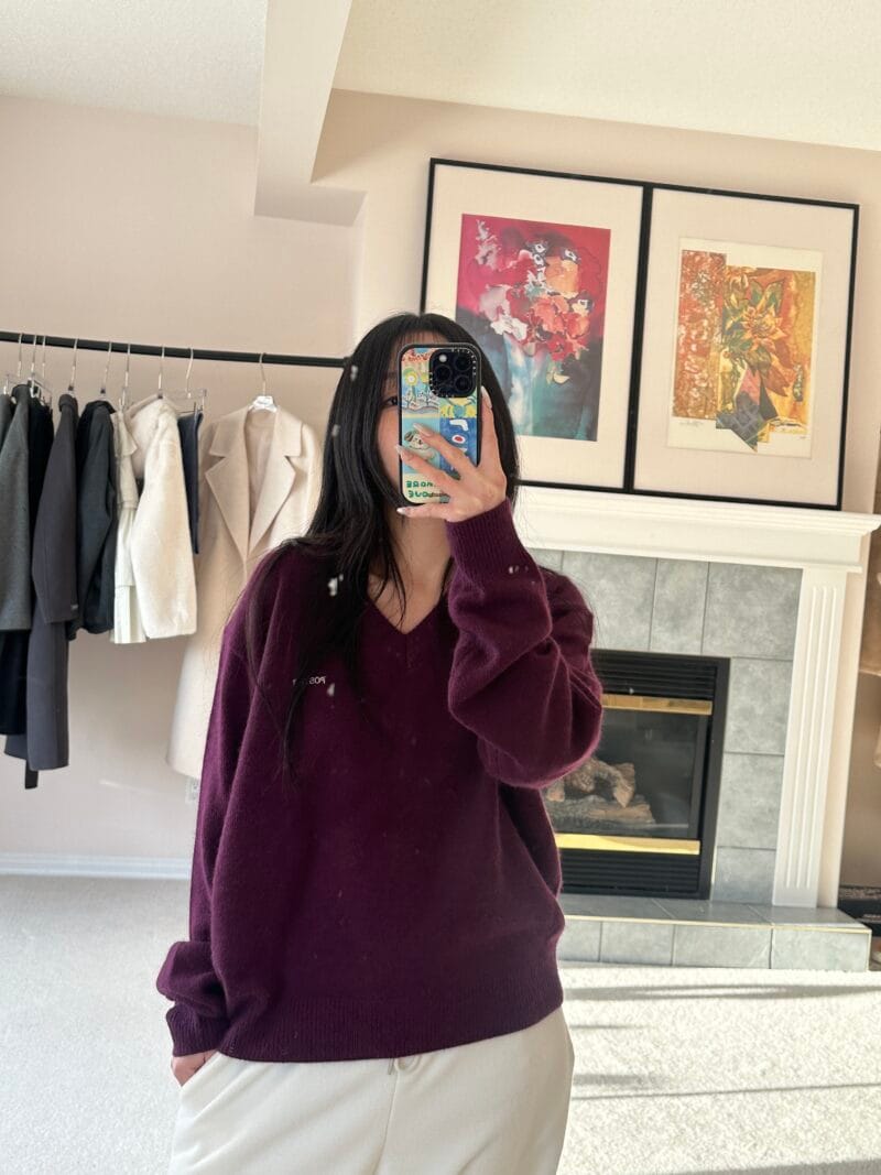 梅子色V领浣熊毛毛衣