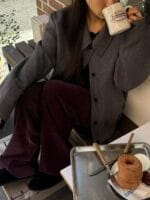 很特别的酒红色加绒裤子 外层软乎乎的丝绒材质