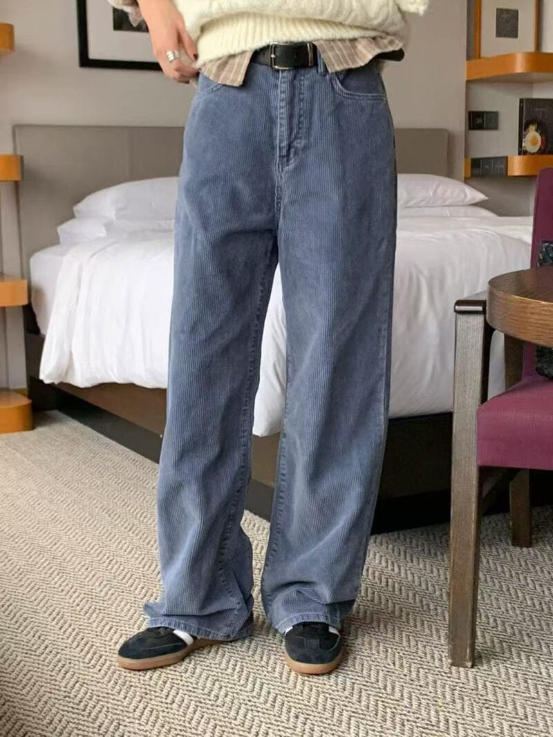 一条能贯穿一年四季的灯芯绒裤子 颜色好特别