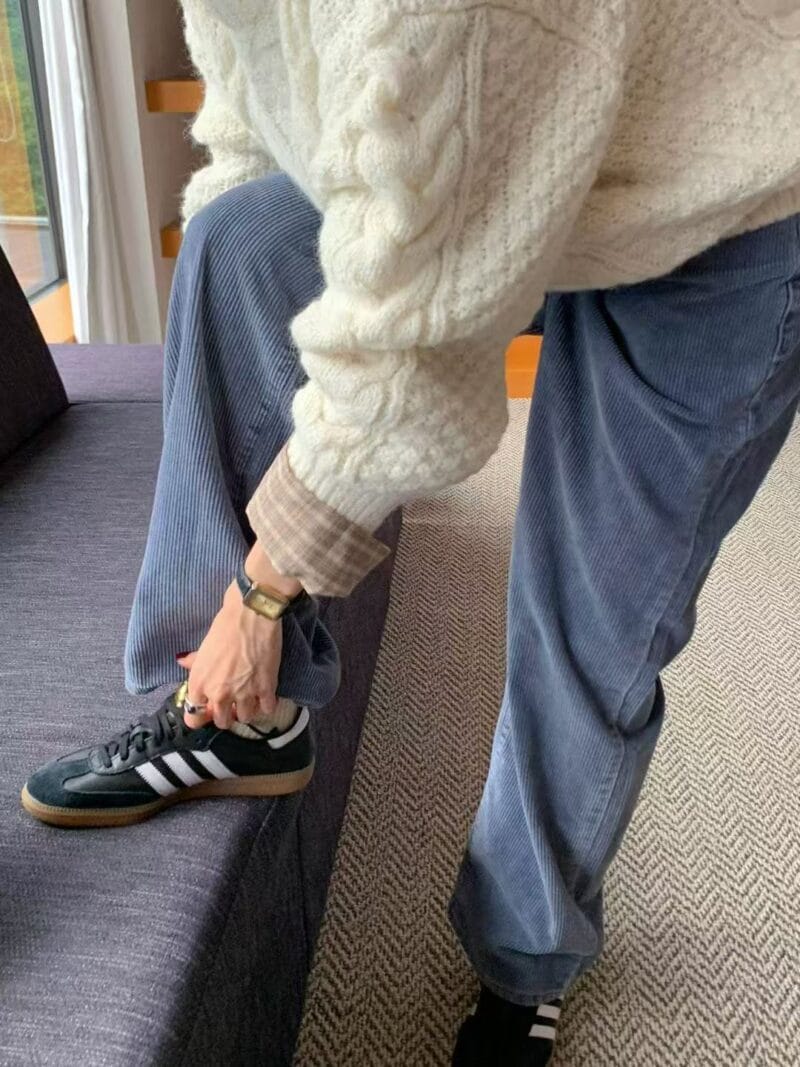 一条能贯穿一年四季的灯芯绒裤子 颜色好特别