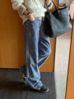 一条能贯穿一年四季的灯芯绒裤子 颜色好特别