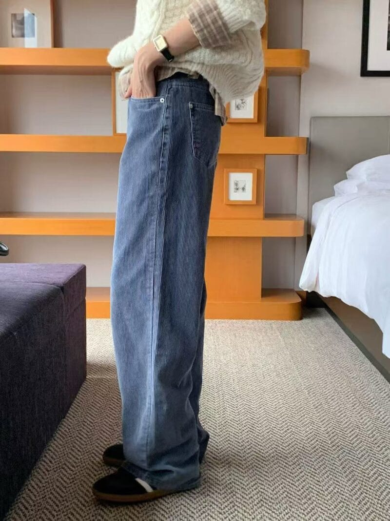 一条能贯穿一年四季的灯芯绒裤子 颜色好特别