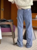 一条能贯穿一年四季的灯芯绒裤子 颜色好特别