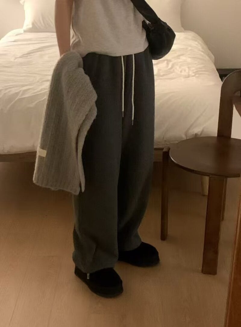 个小子友有款 超韩嘟羊羔毛套装 白拼粉 和灰色