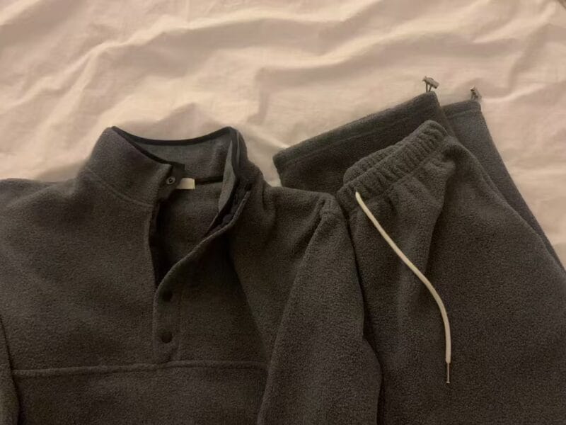 个小子友有款 超韩嘟羊羔毛套装 白拼粉 和灰色