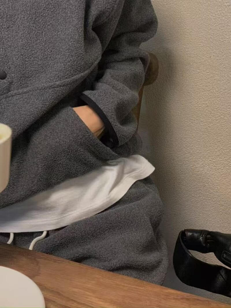 个小子友有款 超韩嘟羊羔毛套装 白拼粉 和灰色