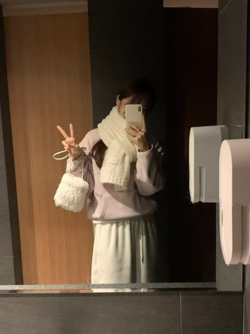 个小子友有款 超韩嘟羊羔毛套装 白拼粉 和灰色