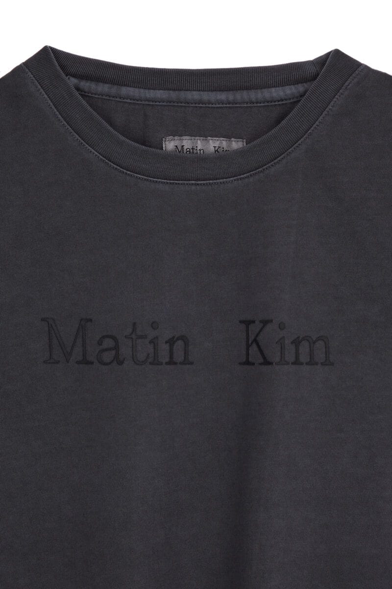 Matinkim PIGMENT LOGO CROP TOP IN DARK GREY