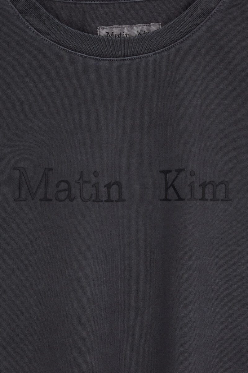 Matinkim PIGMENT LOGO CROP TOP IN DARK GREY